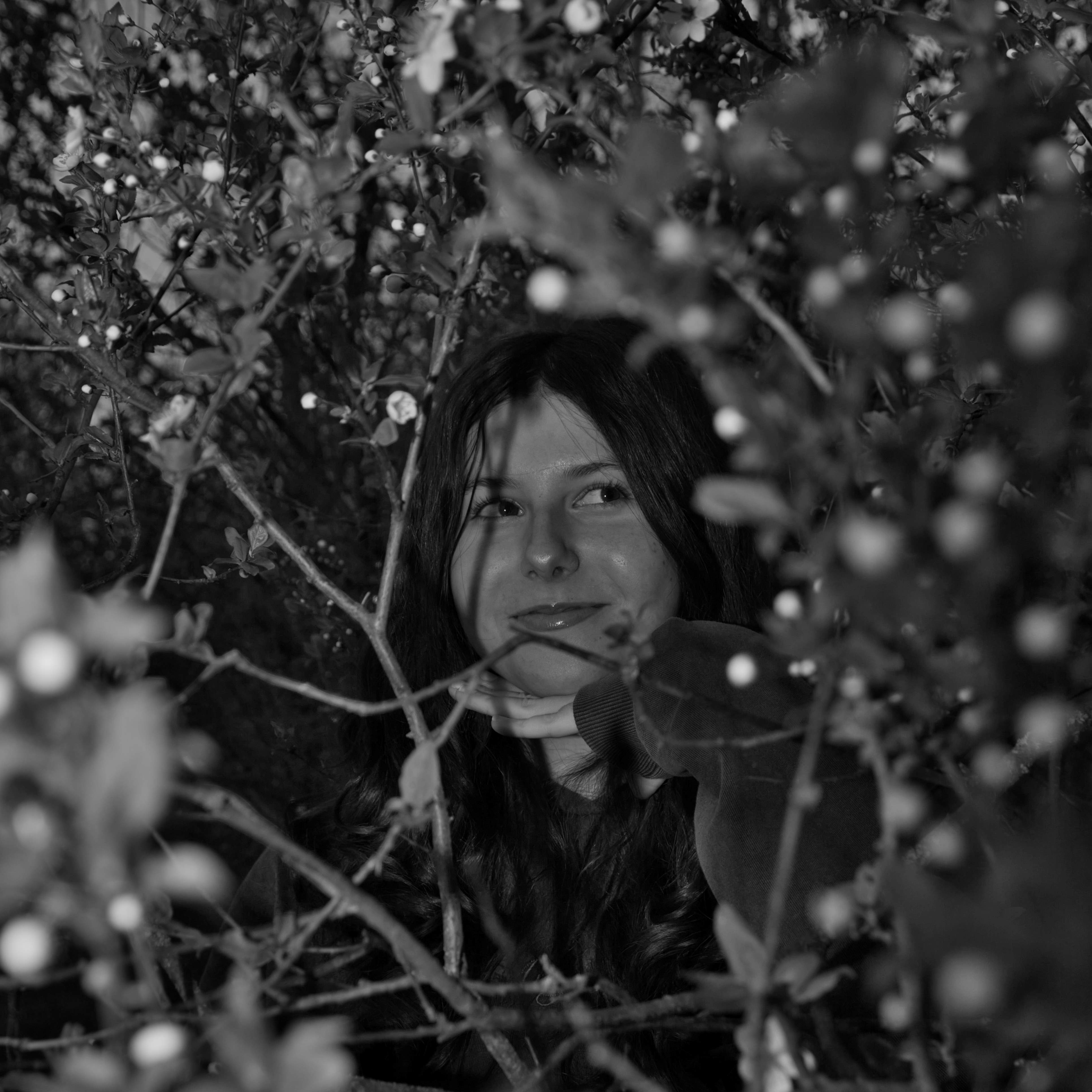 Chiara Portrait in Ästen — S/W